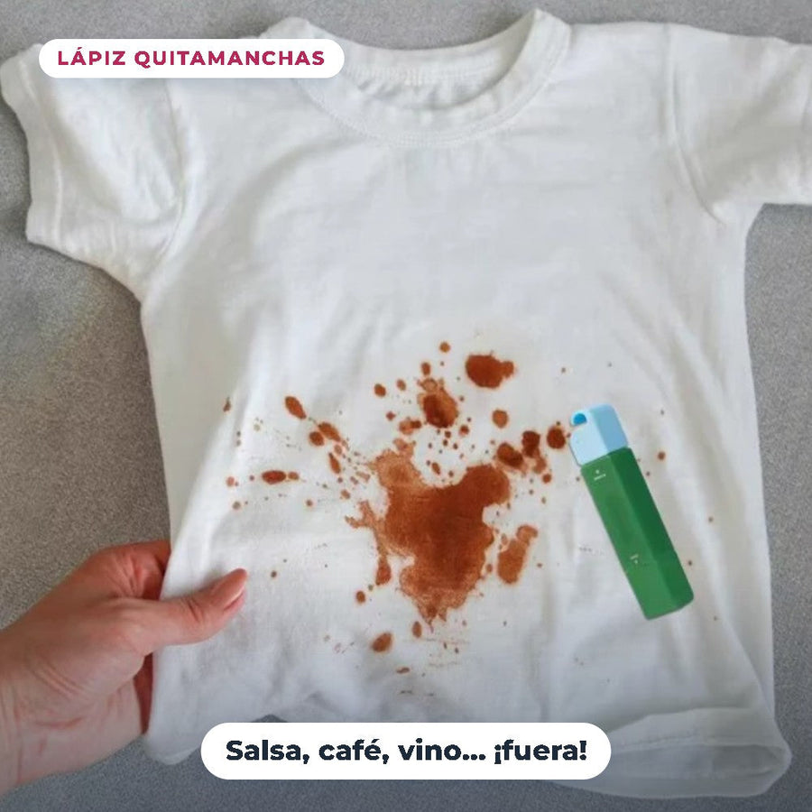 Camiseta blanca con una mancha de salsa y el lápiz quitamanchas